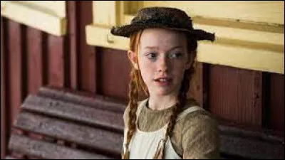 Littérature : Dans le roman de Lucy Maud Montgomery, de quelle couleur sont les pignons de la maison dans laquelle l'orpheline Anne Shirley vient vivre ?