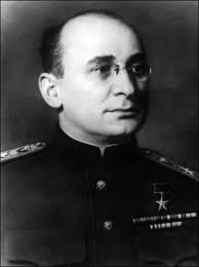 Ce 26 juin, à Moscou, Lavrenti Beria, qui avait dirigé le NKVD sous Staline et apparaissait comme l'homme fort du régime est arrêté sur ordre de ses rivaux et éliminé : c'était en ...