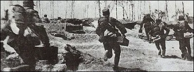 Ce 26 juillet, la guerre est officiellement déclarée entre la Chine et le Japon ; Pékin et Tianjin sont prises par les Japonais dans les jours qui suivent : c'était en ...