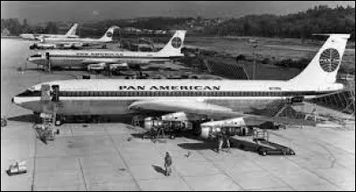 Ce 26 octobre, le premier vol commercial d'un Boeing 707 est réalisé par la Pan Am entre New York et Paris ; il inaugure l'ère du jet, un an avant son concurrent le DC-8 : c'était en ...
