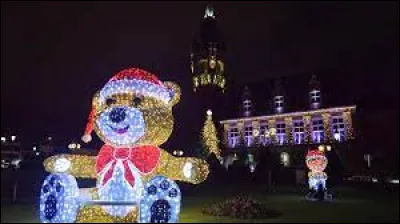 Ce nounours tout en lumière se trouve à Calais. Sous-préfecture de son département, sur la Côte d'Opale, elle se situe en région ...