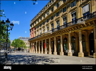 Quel roman de Jules Verne a fait l'objet d'une adaptation au théâtre par la Comédie-Française ?