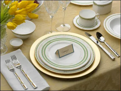 Jules Verne, c'est aussi un célèbre restaurant parisien étoilé. Où se trouve-t-il précisément ?