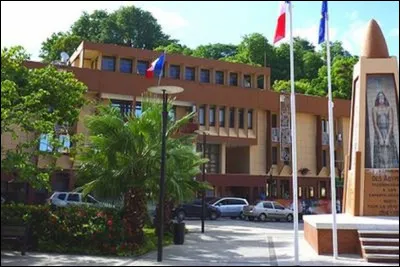 Cette ville de Guadeloupe, la plus peuplée de l'île avec 52 000 habitants, c'est ...