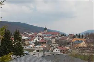 Cette commune du département du Jura, peuplée de 3 600 habitants, commune de montagne située à 1100 m d'altitude, c'est ...