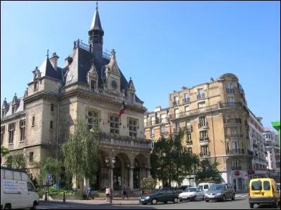 Cette ville de la Seine-Saint-Denis, peuplée de 23 000 habitants, située dans proche banlieue nord-est de Paris, c'est ...
