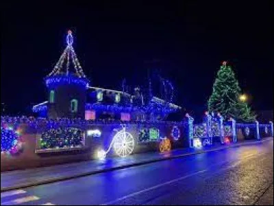 Nous circulons dans cette rue très éclairée de Charantonnay. Commune de l'arrondissement de Vienne, elle se situe dans l'ancienne région ...