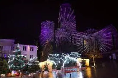 Je vous présente les illuminations d'Uzerche. Ville Corrézienne, elle se situe en région ...