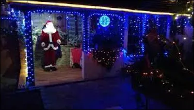 Regardez bien l'image et vous verrez que le Père Noël, en personne, vous accueille . Si vous voulez le rencontrer, direction la Nièvre et le village de Champvert. Dans quelle région se situe-t-il ?