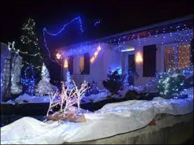 Ces belles illuminations sont à voir en Lorraine, à Valleroy-le-Sec. Village de l'aire d'attraction de Vittel-Contrexéville, il se situe dans le département ...