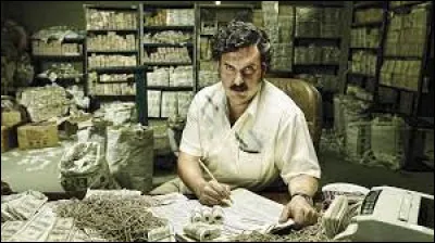 Il est le criminel le plus riche de l'Histoire, avec au début des années 1990 une fortune nette connue de 30 milliards de dollars. Qui est-il ?