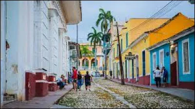 Quelle langue est principalement parlée à Cuba ?