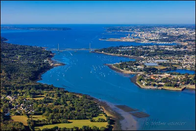 Quelle lettre faut-il ajouter à ce qui borde Brest pour obtenir un degré dans une hiérarchie ?