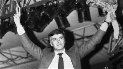 Ce 28 octobre, les élections générales en Espagne donnent une majorité au PSOE et Felipe Gonzales devient le premier socialiste chef de gouvernement depuis 1939 : c'était en ...