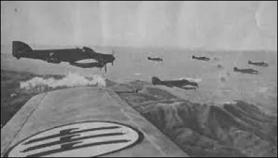 Ce 28 octobre, le premier ministre et dictateur grec Metaxàs rejette un ultimatum de Mussolini par lequel celui-ci le sommait de laisser ses troupes entrer dans le pays ; la guerre commence et les armées italiennes attaquent la Grèce : c'était en ...