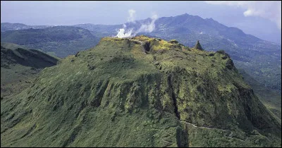 Quel est ce volcan actif en S qui est situé en Guadeloupe, culminant à 1 427 mètres d'altitude ?