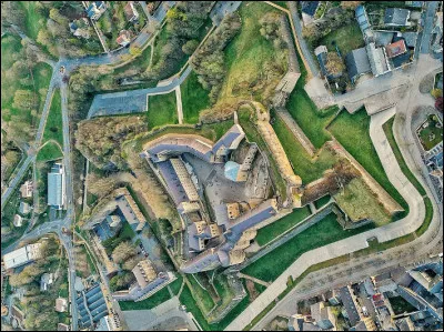 Quelle est cette ville ardenanise en S où est situé le plus grand château fort d'Europe datant de 1424 ?