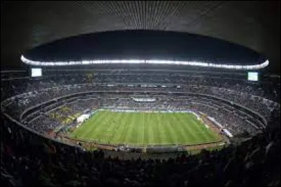 Quel est le nom du stade de football emblématique de Mexico, l'un des plus grands au monde ?