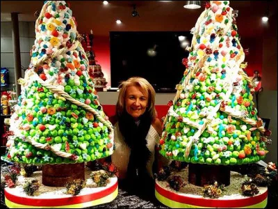 Dans quel pays l'arbre de Noël est-il décoré de biscuits, de chocolats et de friandises ?