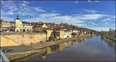 Cette commune de la Dordogne, peuplée de 2 500 habitants, située en Périgord noir, sur les rives de la Vézère, c'est ...