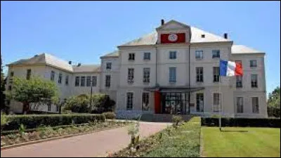 Cette commune du département de la Loire, peuplée de 6 900 habitants, située dans l'agglomération de Roanne, c'est ...