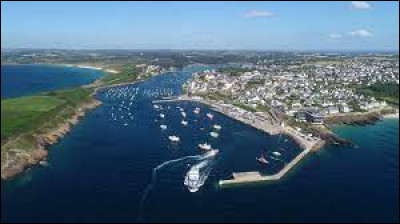 Cette commune bretonne de 2 700 habitants, située à l'ouest du Finistère, entre la pointe Saint-Mathieu et la pointe de Corsen, c'est ...