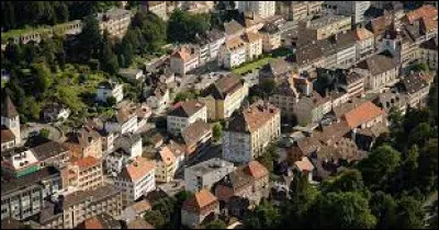 Cette ville suisse, située dans le Jura, connue pour son industrie horlogère, peuplée de 10 000 habitants, c'est ...