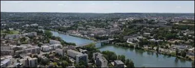 Cette commune des Yvelines, peuplée de 16 000 habitants, située dans une boucle de la Seine, près de Saint-Germain-en-Laye, c'est ...
