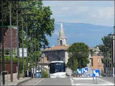 Cette ville du Vaucluse, limitrophe d'Avignon, peuplée de 17 000 habitants, c'est ...