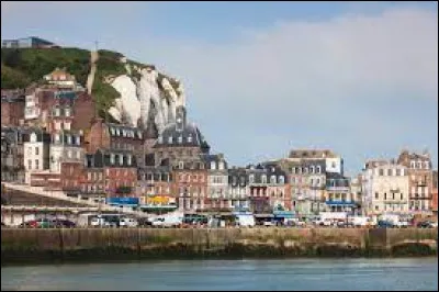Cette petite ville de Seine-Maritime, peuplée de 4 400 habitants, située au bord de la Manche, à l'embouchure de la Bresle, c'est ...