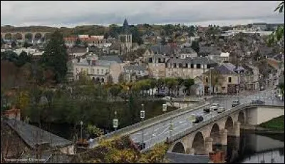 Cette petite ville de 6 200 habitants, sous-préfecture du département de l'Indre, c'est ...