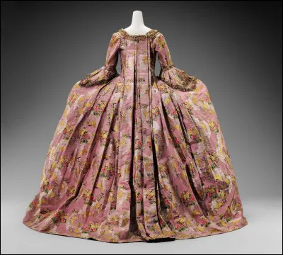 Tu fais les boutiques avec ta mère. Elle veut acheter une robe qui ne lui va pas du tout. Quelle est ta réaction ?