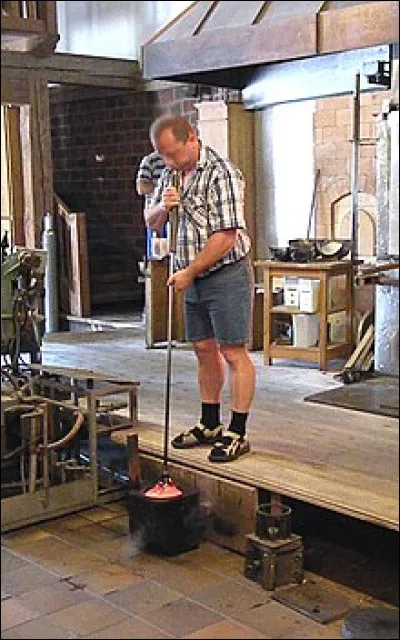 Comment s'appelle l'outil qui permet de r&eacute;aliser le soufflage du verre ?