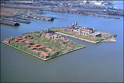 Dans la premi&egrave;re partie du XXe si&egrave;cle, l'entr&eacute;e principale des immigrants qui arrivaient aux &Eacute;tats-Unis &eacute;tait...