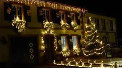 Ces jolies illuminations jaunes sont à voir en Lorraine, à Dabo. Ville de l'aire d'attraction Sarrebourgeoise, connu pour son rocher (le rocher de Dabo), elle se situe dans le département ...