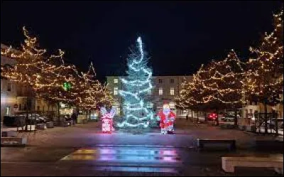 Voici les illuminations d'Yssingeaux. Sous-préfecture d'Auvergne-Rhône-Alpes, elle se situe dans le département ...