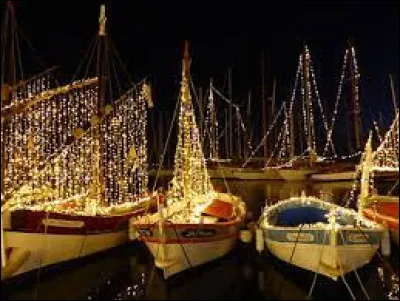 Je vous propose de partir à la découverte des illuminations de Sanary-sur-Mer. Ville et station balnéaire de la région P.A.C.A., dans l'aire d'attraction Toulonnaise, elle se situe ...