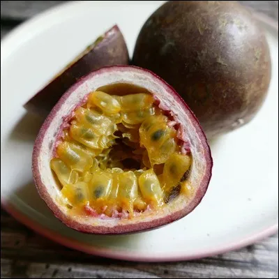 Quel chanteur fantaisiste est linterprète du titre "Fruit de la passion" ?