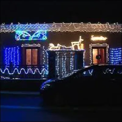 Si vous voulez voir cette maison, direction La Chapelle-sous-Aubenas. Commune d'Auvergne-Rhône-Alpes, dans l'arrondissement de Largentière, elle se situe dans le département ...