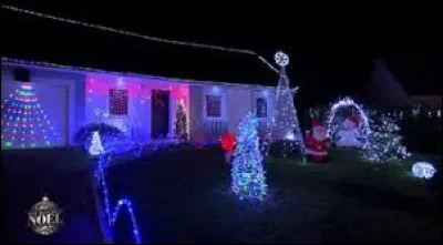 Ces illuminations sont à voir dans les Pays-de-la-Loire, à Fatines. Village de la métropole Mancelle, il se situe dans le département ...