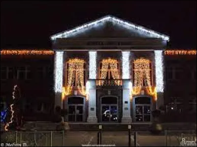Nous terminons cette balade devant l'hôtel de ville de Fourmies. Ville de l'arrondissement d'Avesnes-sur-Helpe, elle se situe dans le département ...