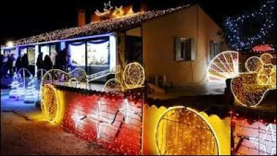 Cette maison colorée se trouve à Tresques. Commune Gardoise, elle se situe en région ...