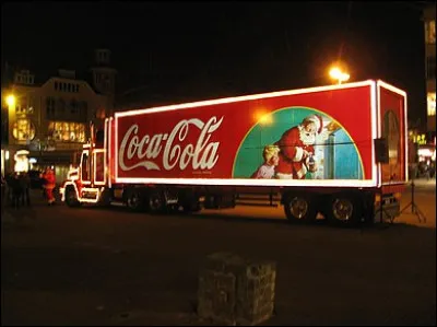 Quel illustrateur américain est connu pour ses pin-ups et ses publicités du père Noël pour la marque "Coca-Cola" ?