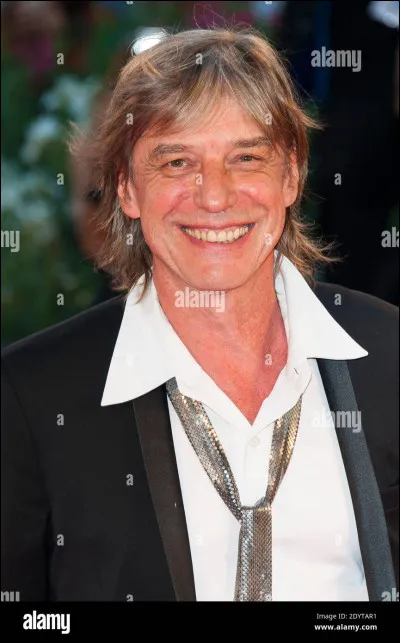 Le père de Jean-Louis Aubert était sous-préfet.