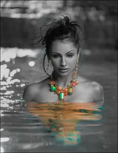 Qui chantait "♫ Le jeu dut plaire à l'ingénue, car à la fontaine, souvent, elle s'alla baigner toute nue", dans sa chanson "Dans l'eau de la claire fontaine" ?