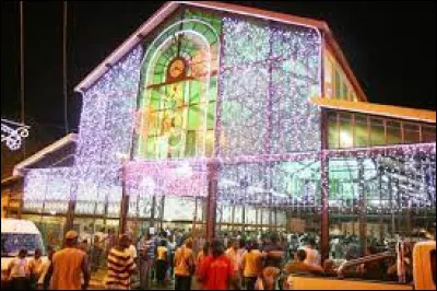 Je vous emmène à présent dans les îles. Nous sommes au marché de Noël du Lamentin. Ville de l'arrondissement de Fort-de-France, elle se situe ...