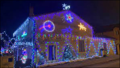 Cette balade de Noël commence en Nouvelle-Aquitaine, devant cette belle maison illuminée de Chancelade. Ville de l'aire d'attraction Périgourdine, elle se situe dans le département ...