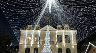 Je vous emmène Bretagne découvrir les illuminations d'Auray. Ville de l'arrondissement de Lorient, elle se situe dans le département ...