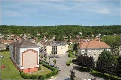 Cette petite ville Seine-Maritime, peupl&eacute;e de 4 800 habitants, situ&eacute;e sur la rive droite de la Seine en aval de Rouen, c'est ...