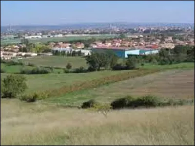 Cette commune du d&eacute;partement du Tarn, peupl&eacute;e de 2 000 habitants, situ&eacute;e dans la p&eacute;riph&eacute;rie d'Albi, c'est ...